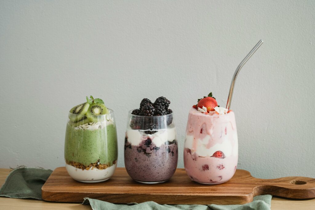 Smoothies maison savoureux aux fruits colorés, servis dans le salon gourmand de l'espace bien-être à Levens
