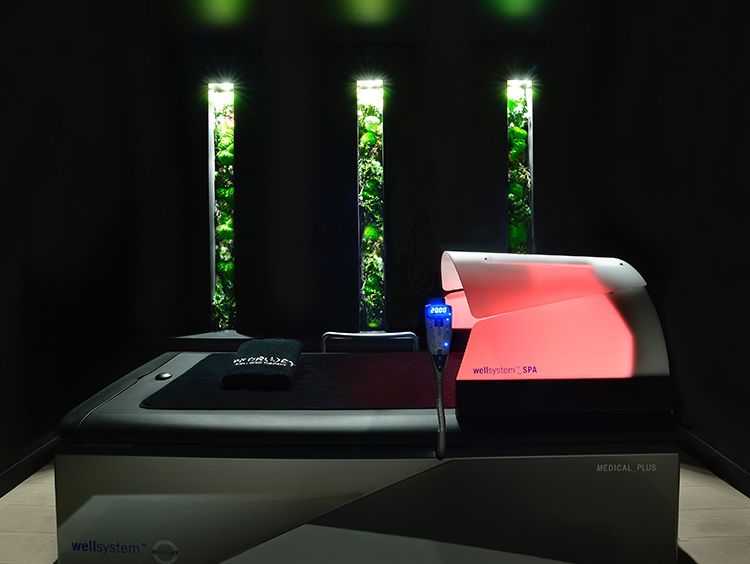 Lit hydromassant avec dôme sensoriel pour une expérience de relaxation multisensorielle: massage, aromathérapie, chromathérapie et musique apaisante