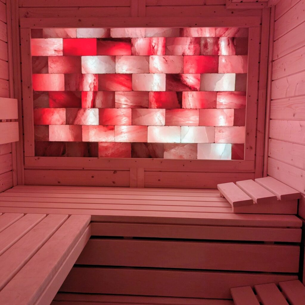 Sauna au mur de sel orange dans un espace bien-être à Levens dédié à la détente et à la relaxation