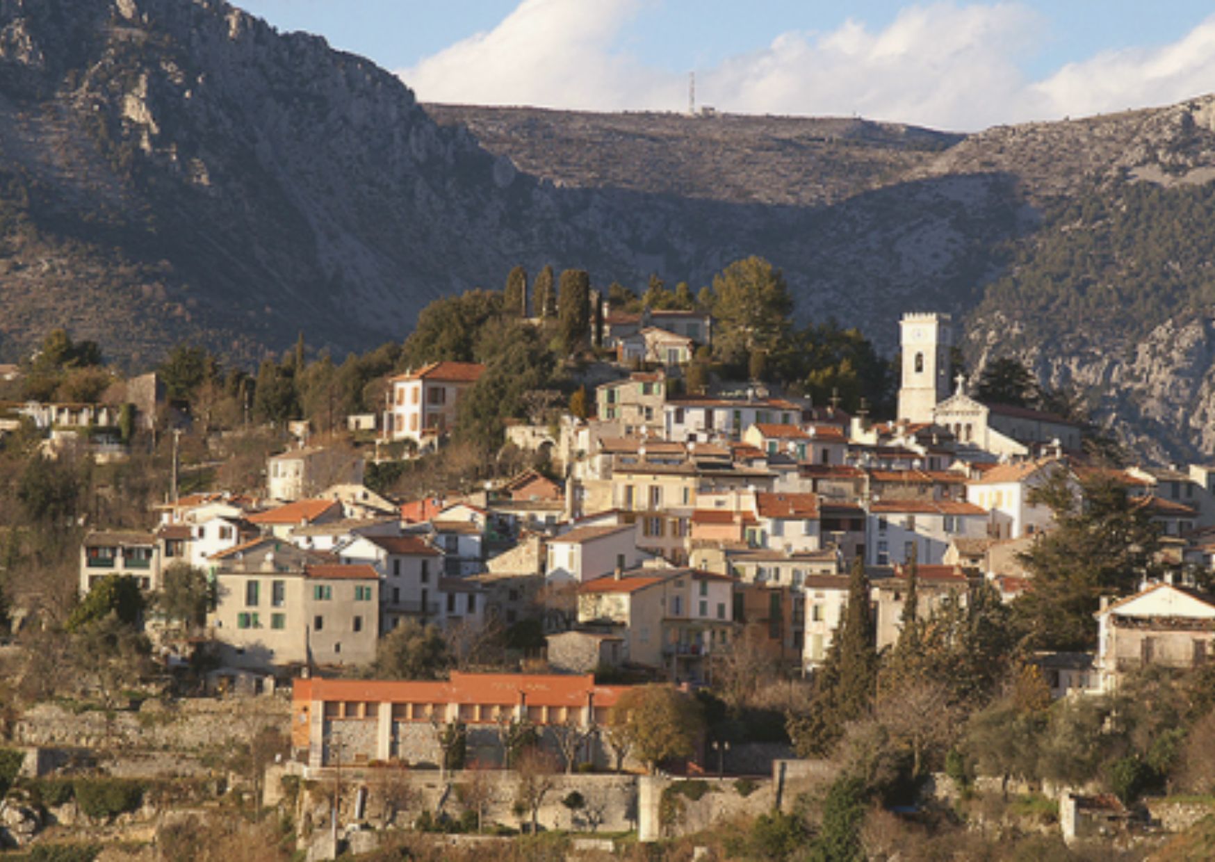 Photo de la ville perchée de levens, dans l'arrière pays niçois, au coeur des montagnes