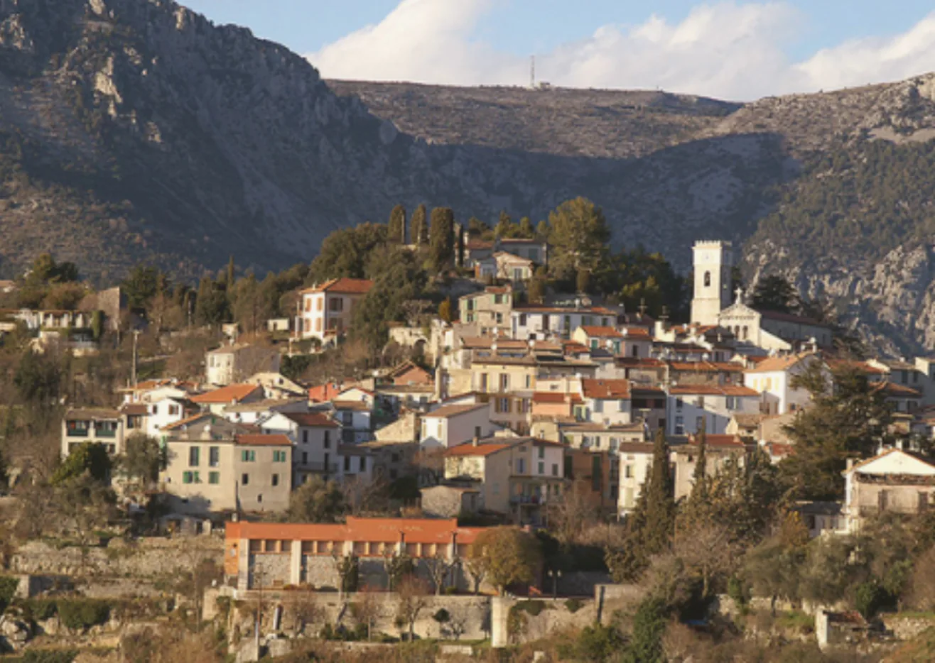 Photo de la ville perchée de levens, dans l'arrière pays niçois, au coeur des montagnes