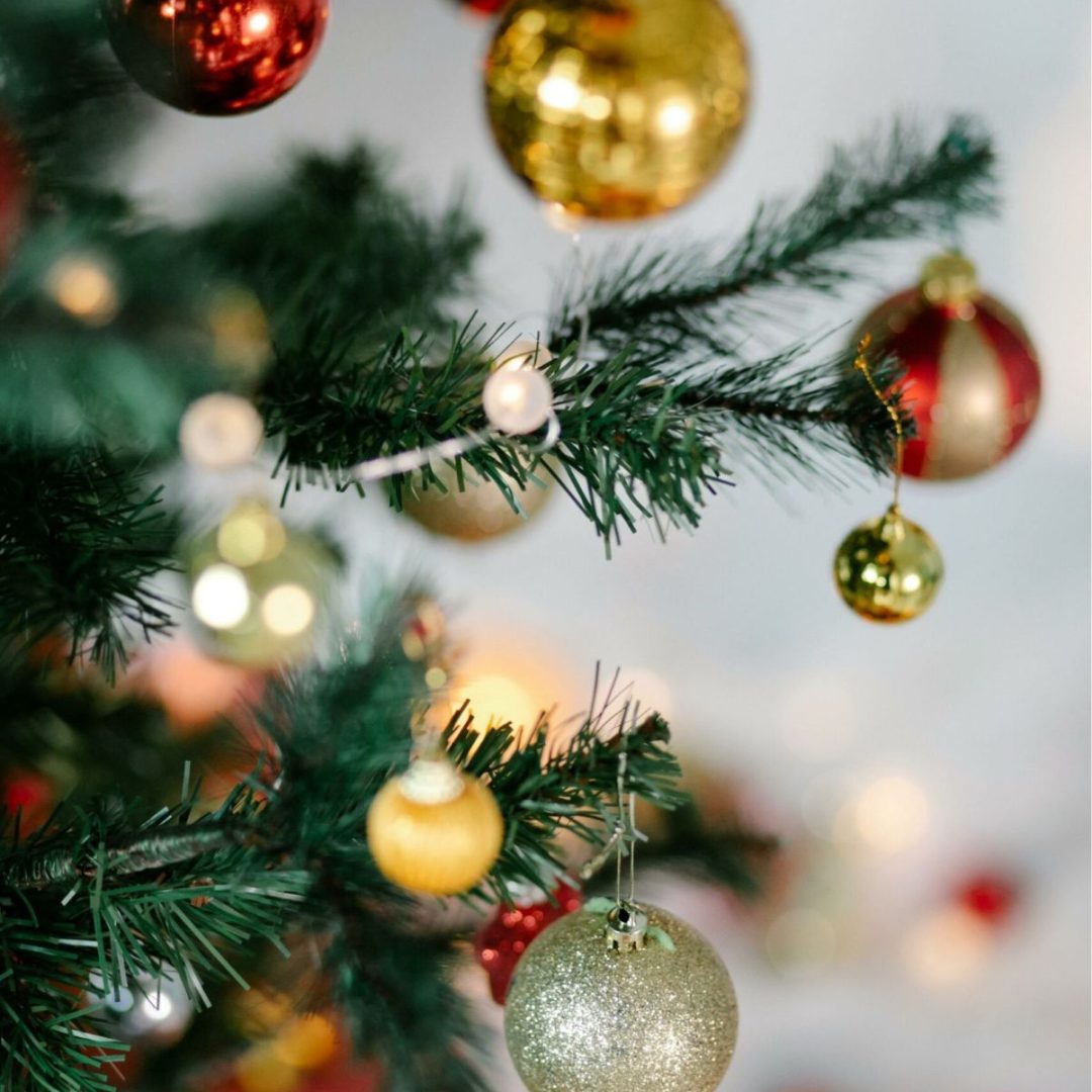 Arbre de noël avec boules dorées symbolisant les fêtes dans notre espace bien-être à Levens